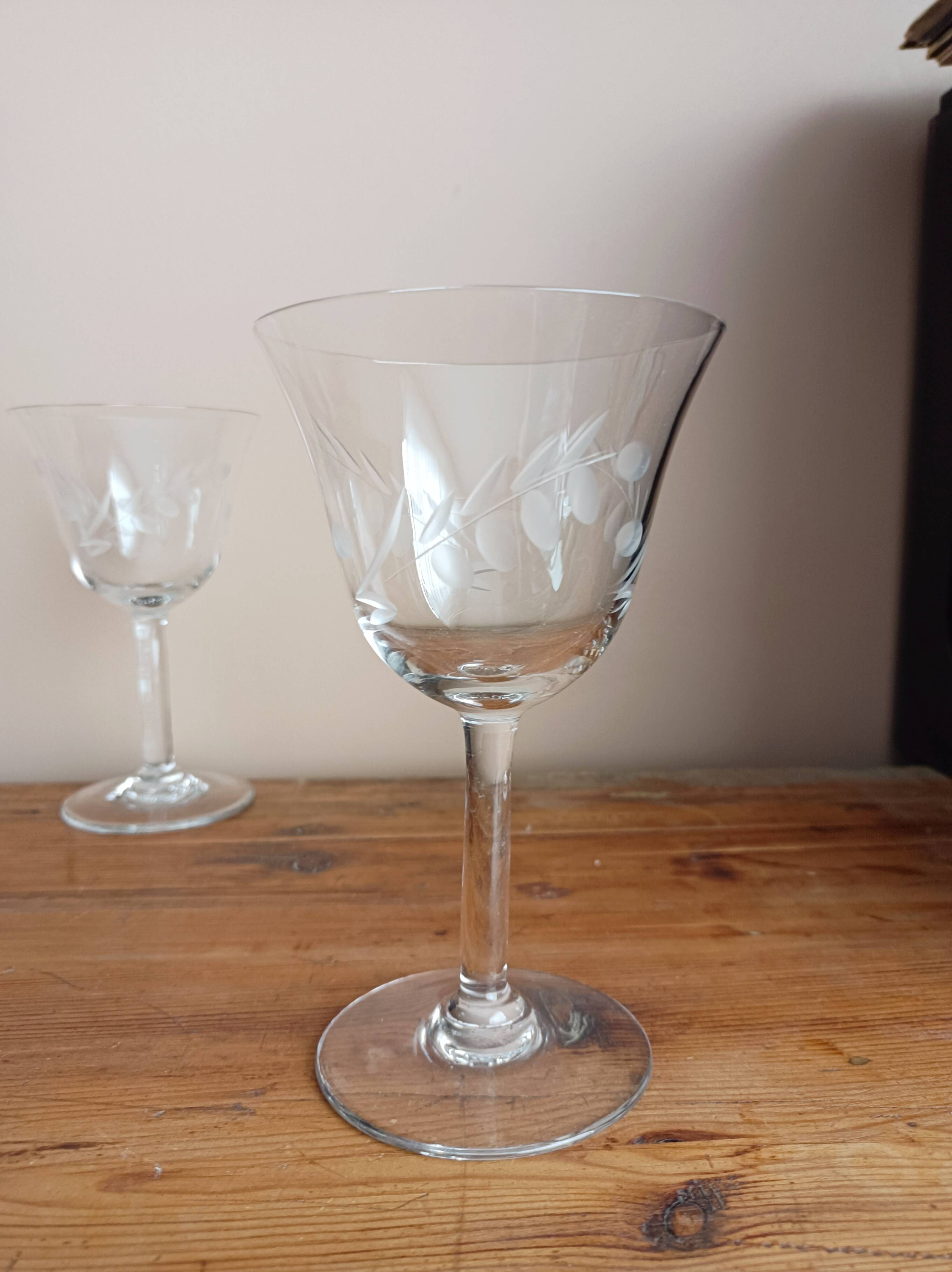 Set of 6 engraved glass stemware glasses