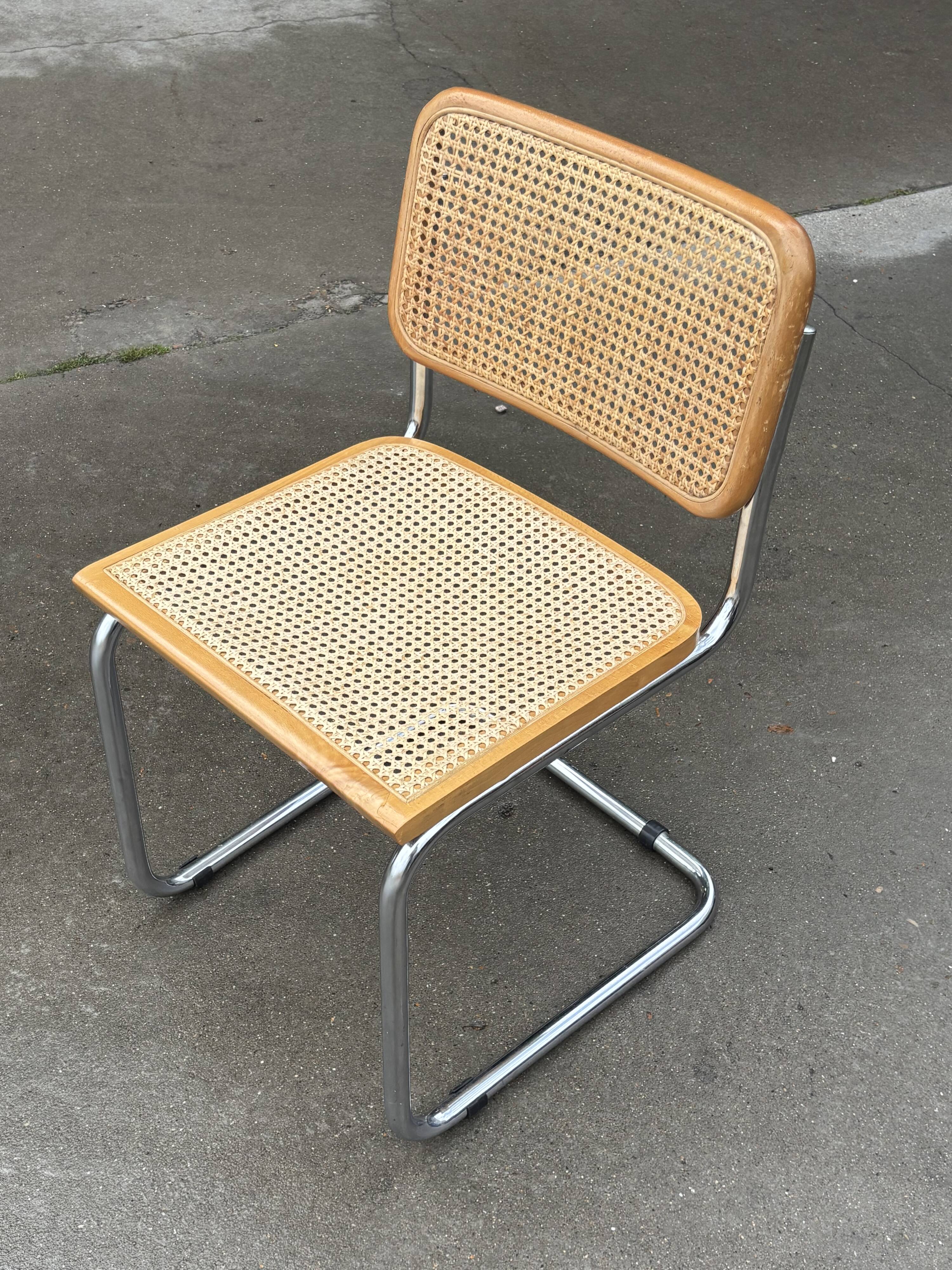 Chaise de design Cesca modèle B32 en chrome