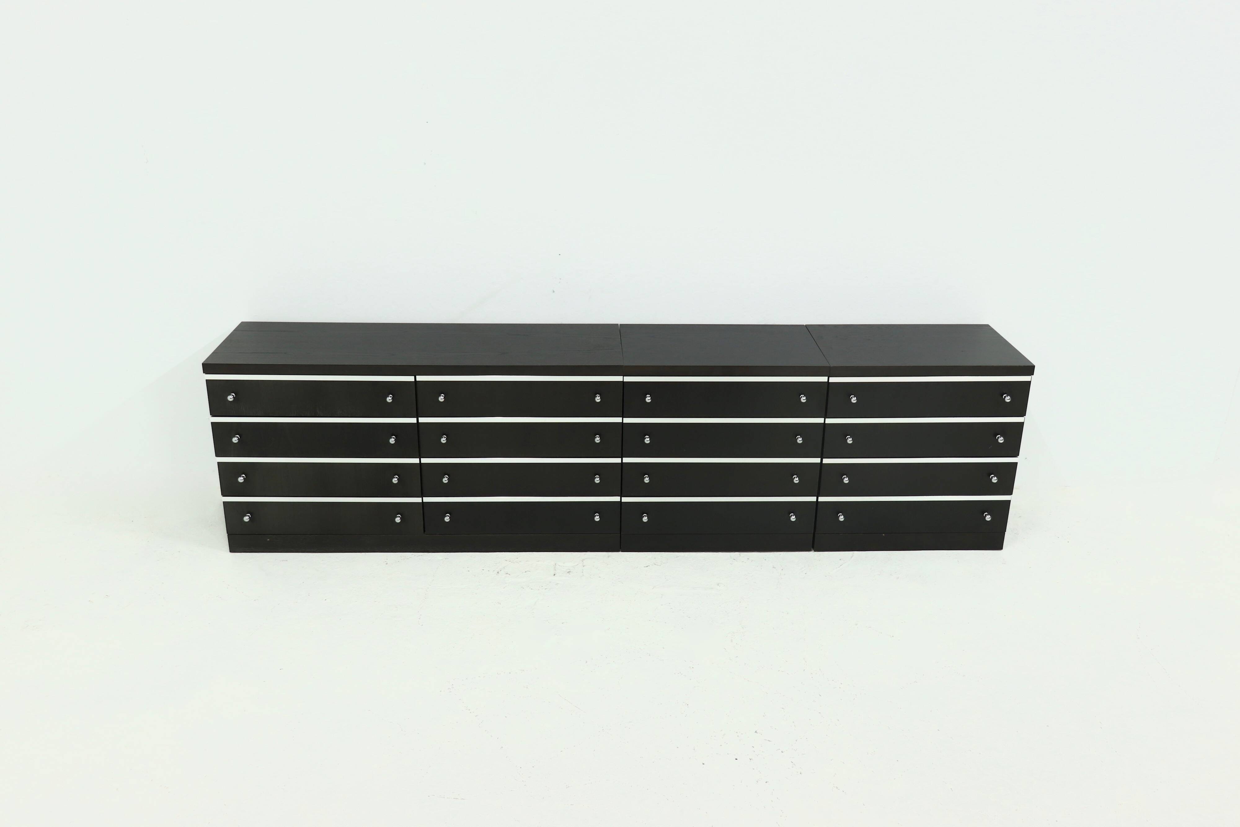 Grand buffet modulaire en bois ébène avec accents en aluminium des années 1980
