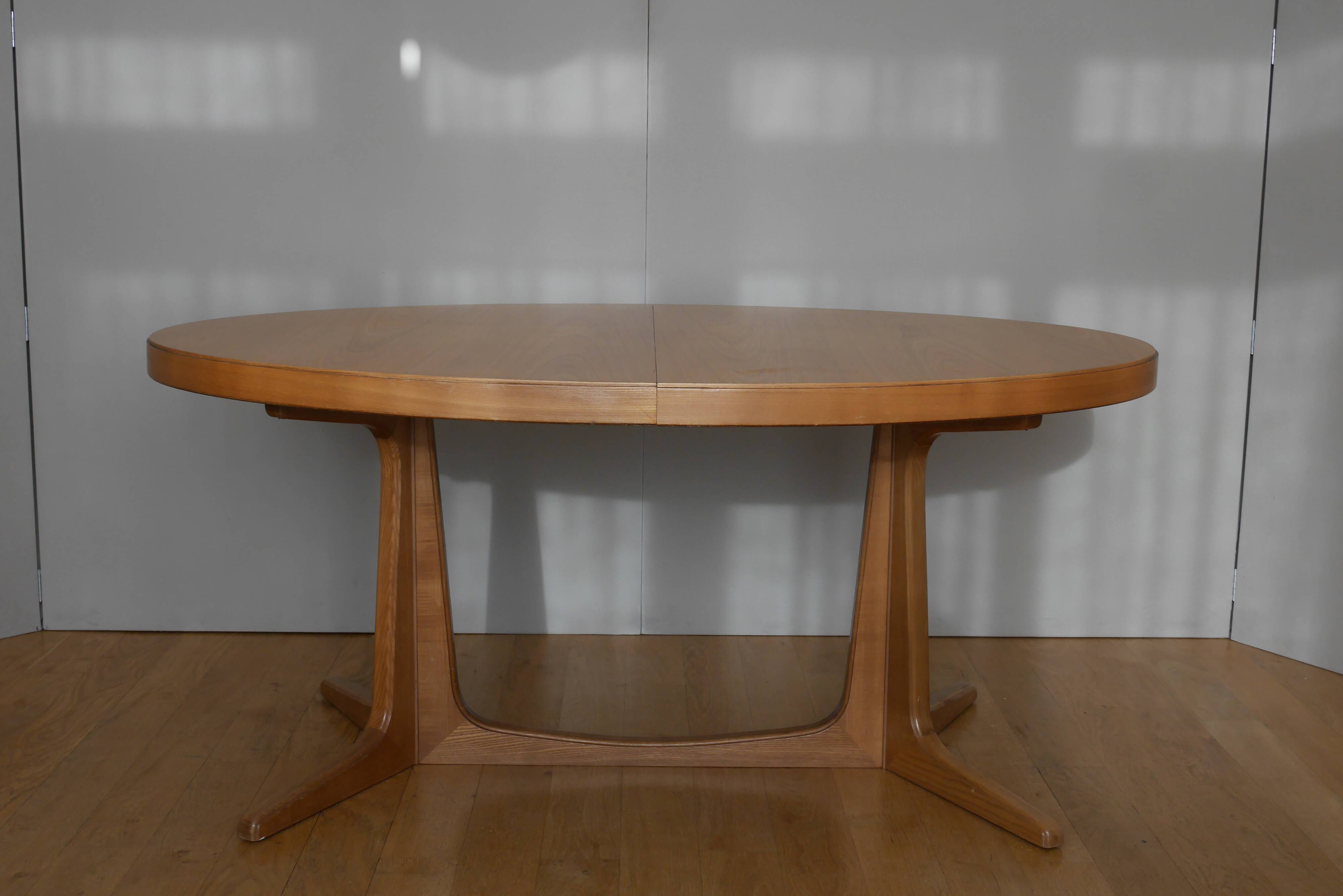 Oak oval table with extension cords