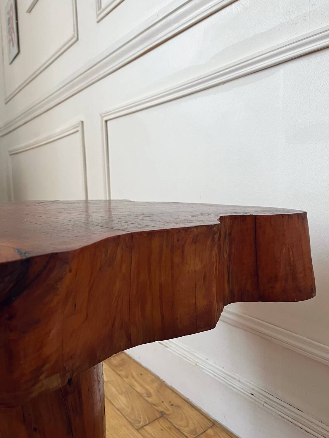 Table basse brutaliste en bois massif