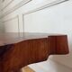 Table basse brutaliste en bois massif