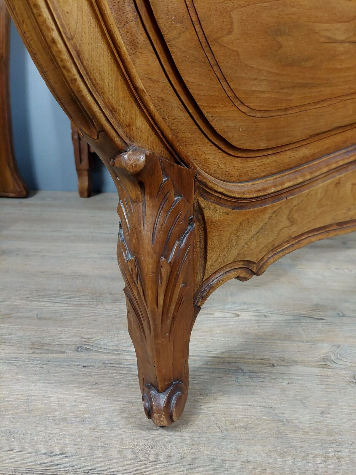 Louis XV bed in blond walnut around 1880-1900