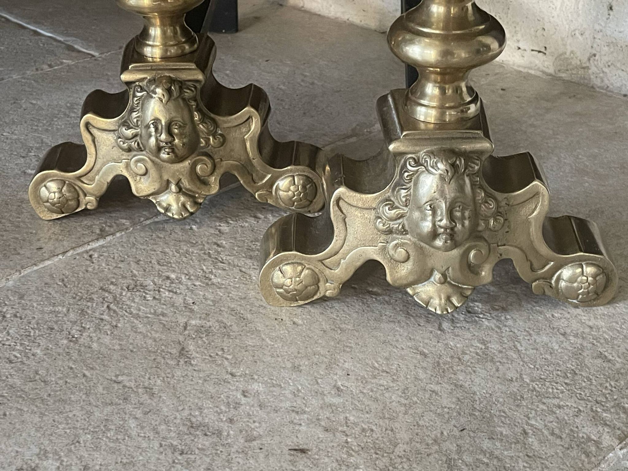 Paire de chenets en laiton
