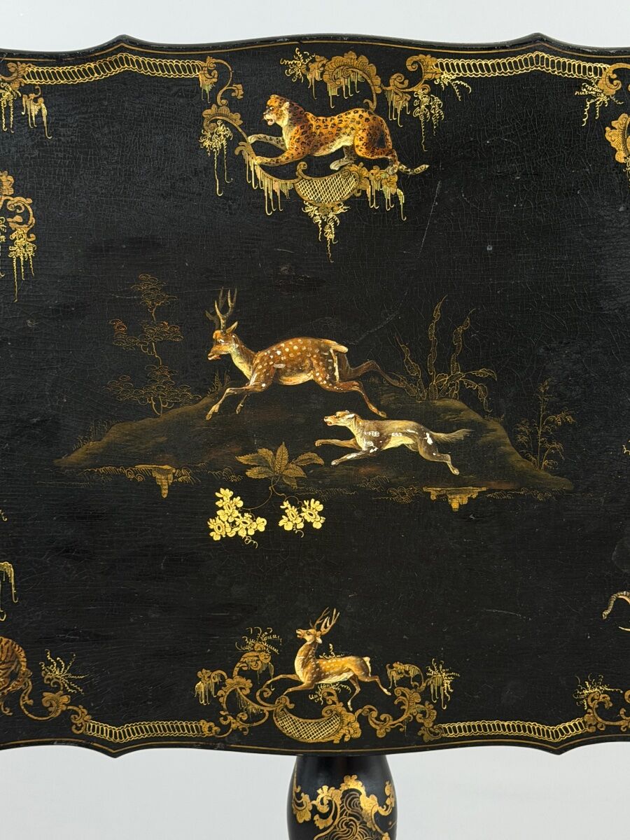 Table pliante Napoléon III en bois laqué noir et décor doré, XIXe siècle