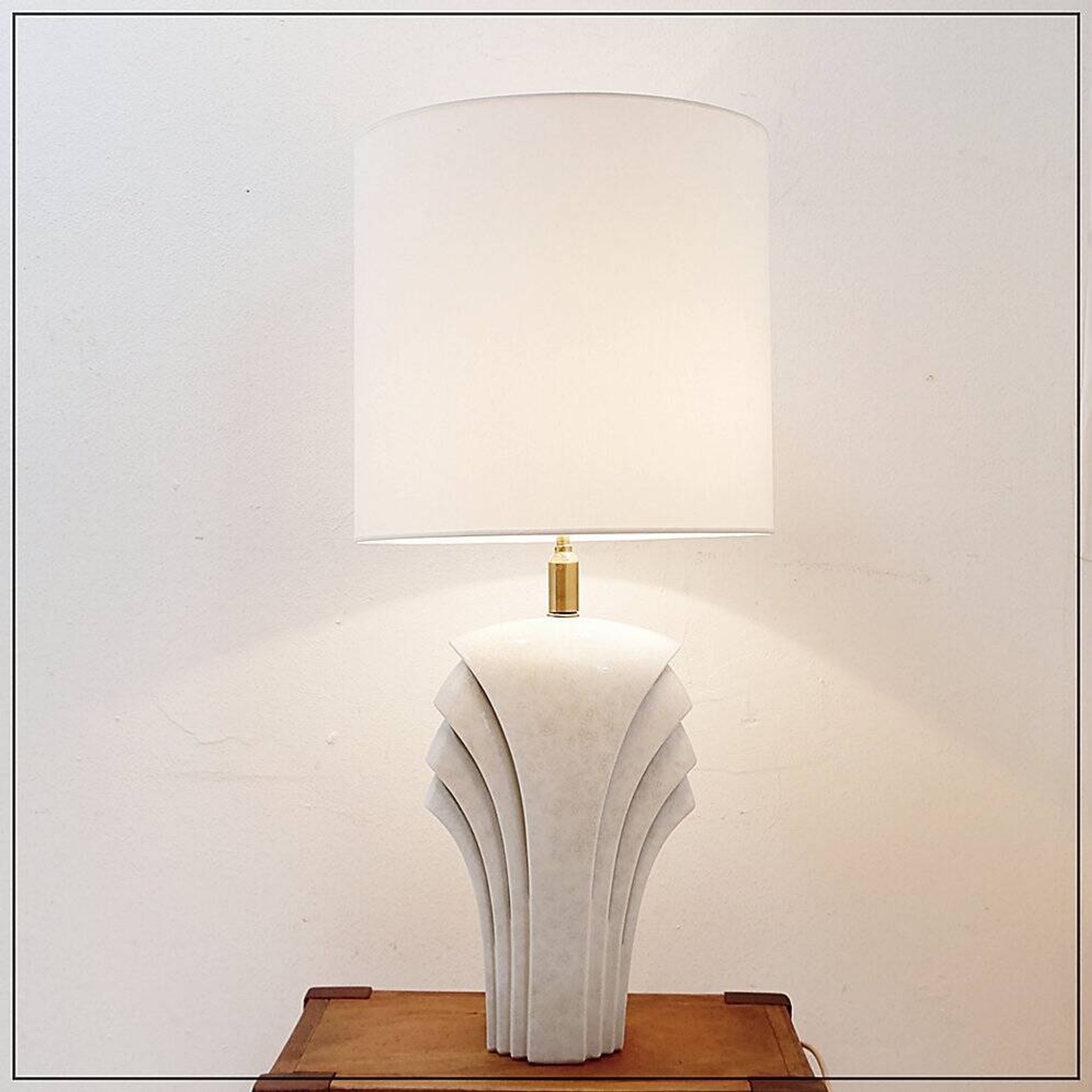 Large white ceramic fan-shaped table lamp - Art Deco style