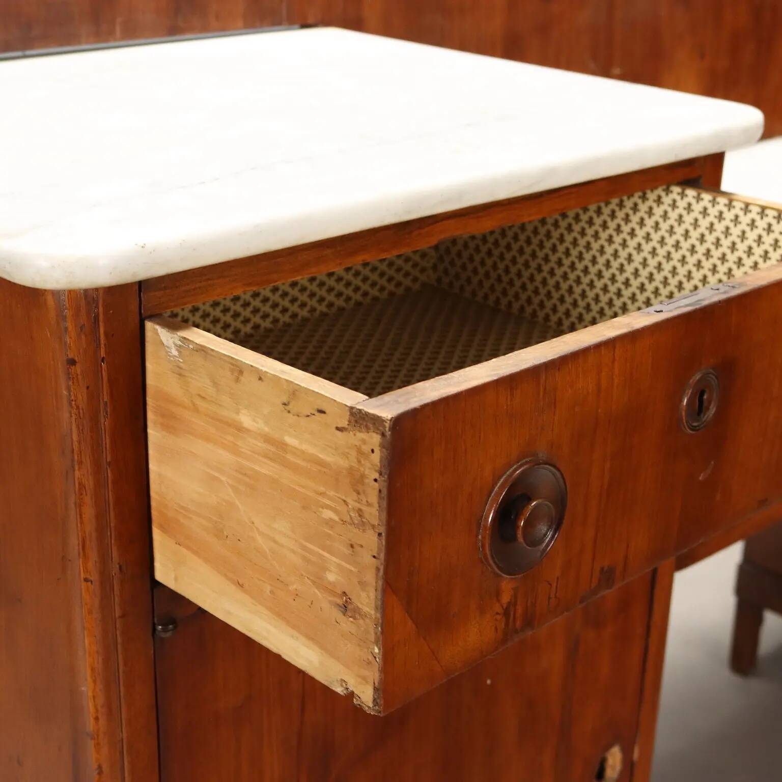 Buffet ancien en noyer avec plateaux en marbre blanc, XIXe siècle