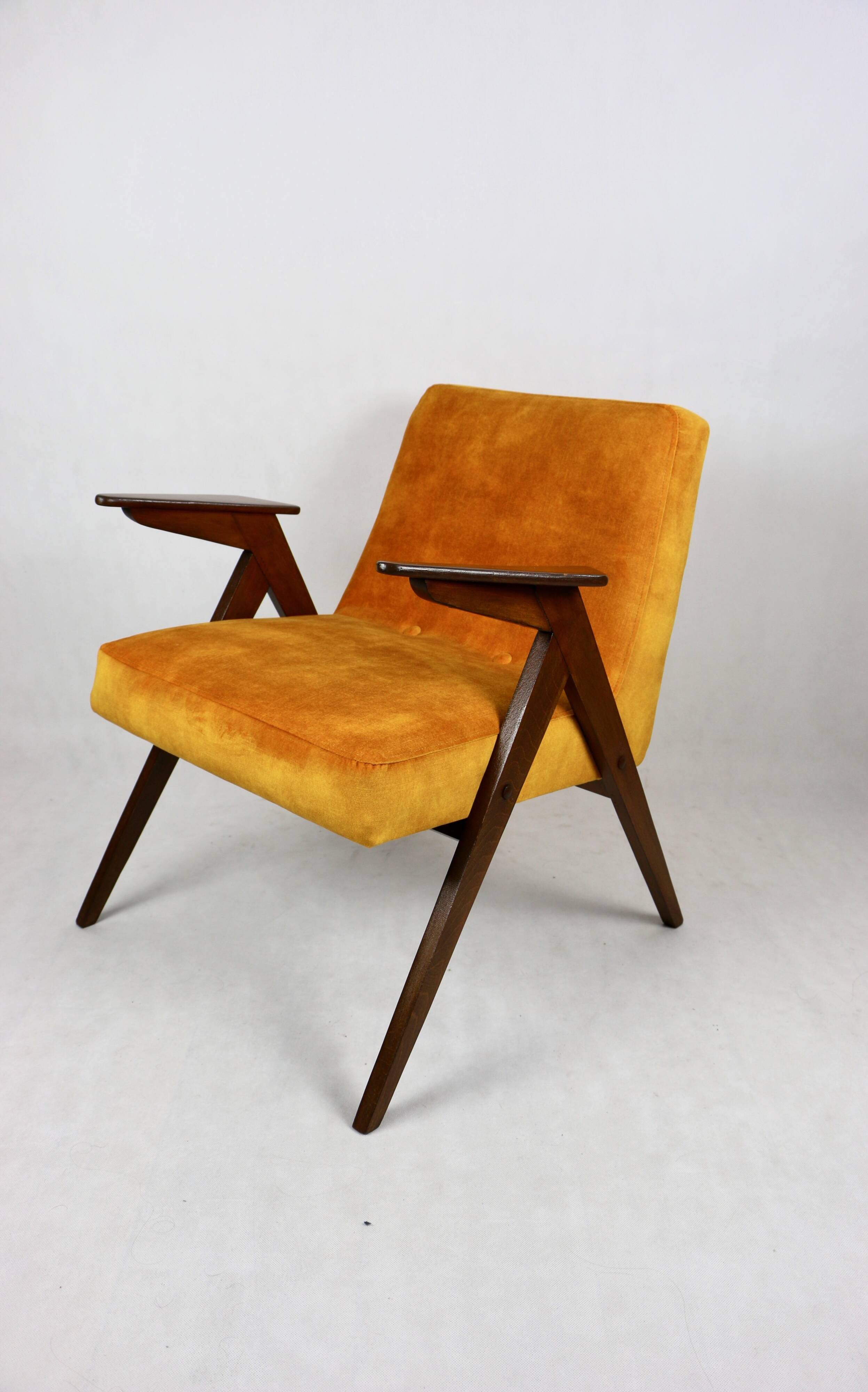 Fauteuil caméléon en or jaune attribué à jozef chierowski, 1970
