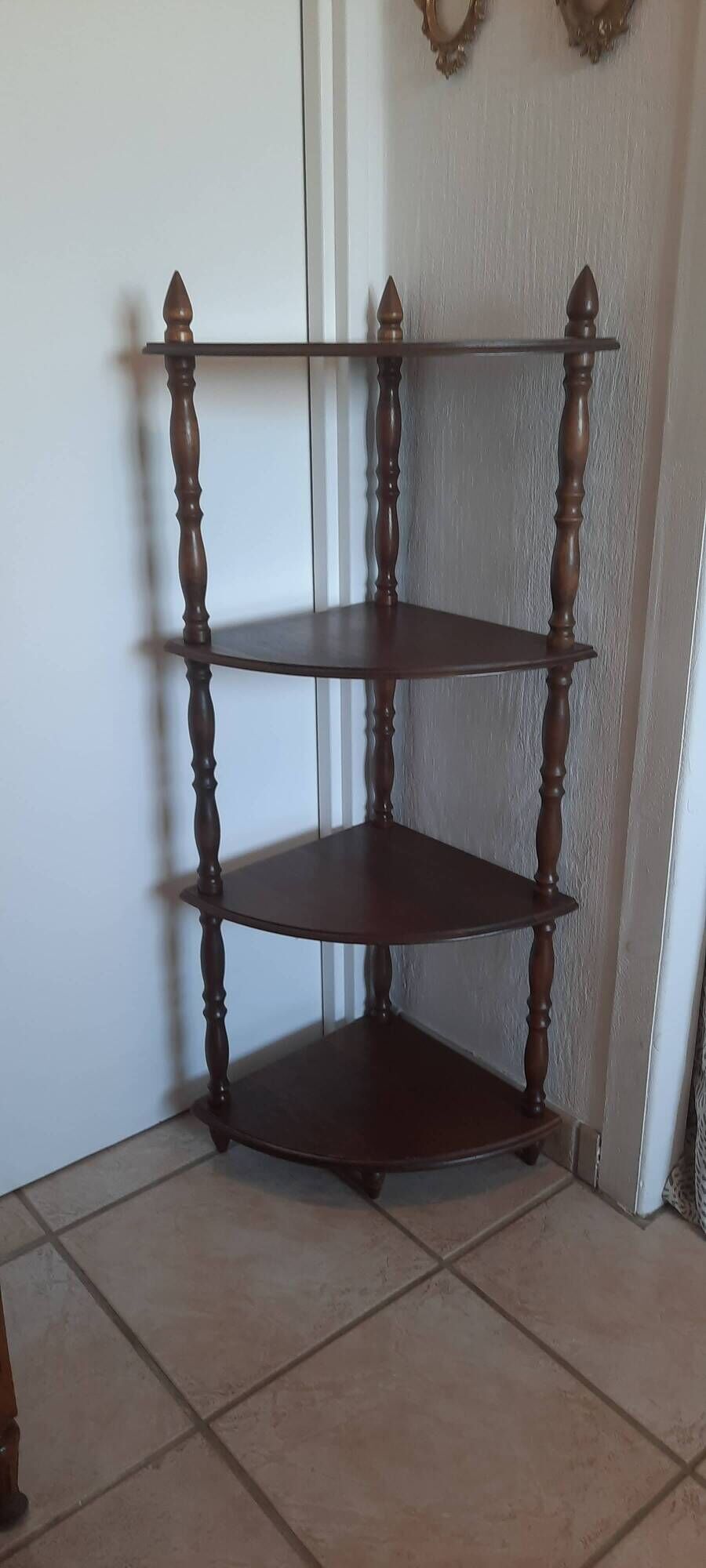 Corner shelf on wooden legs