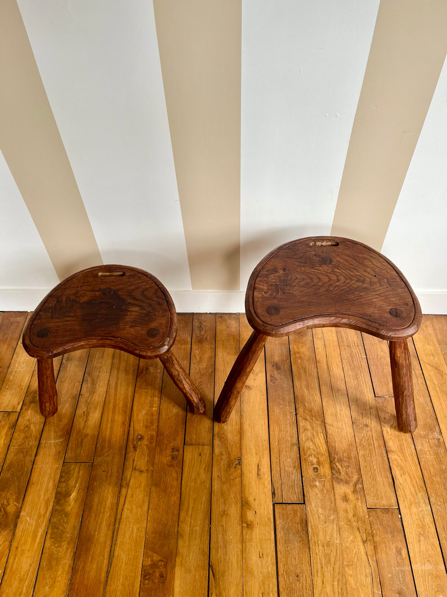 Paire de tabourets tripodes anciens