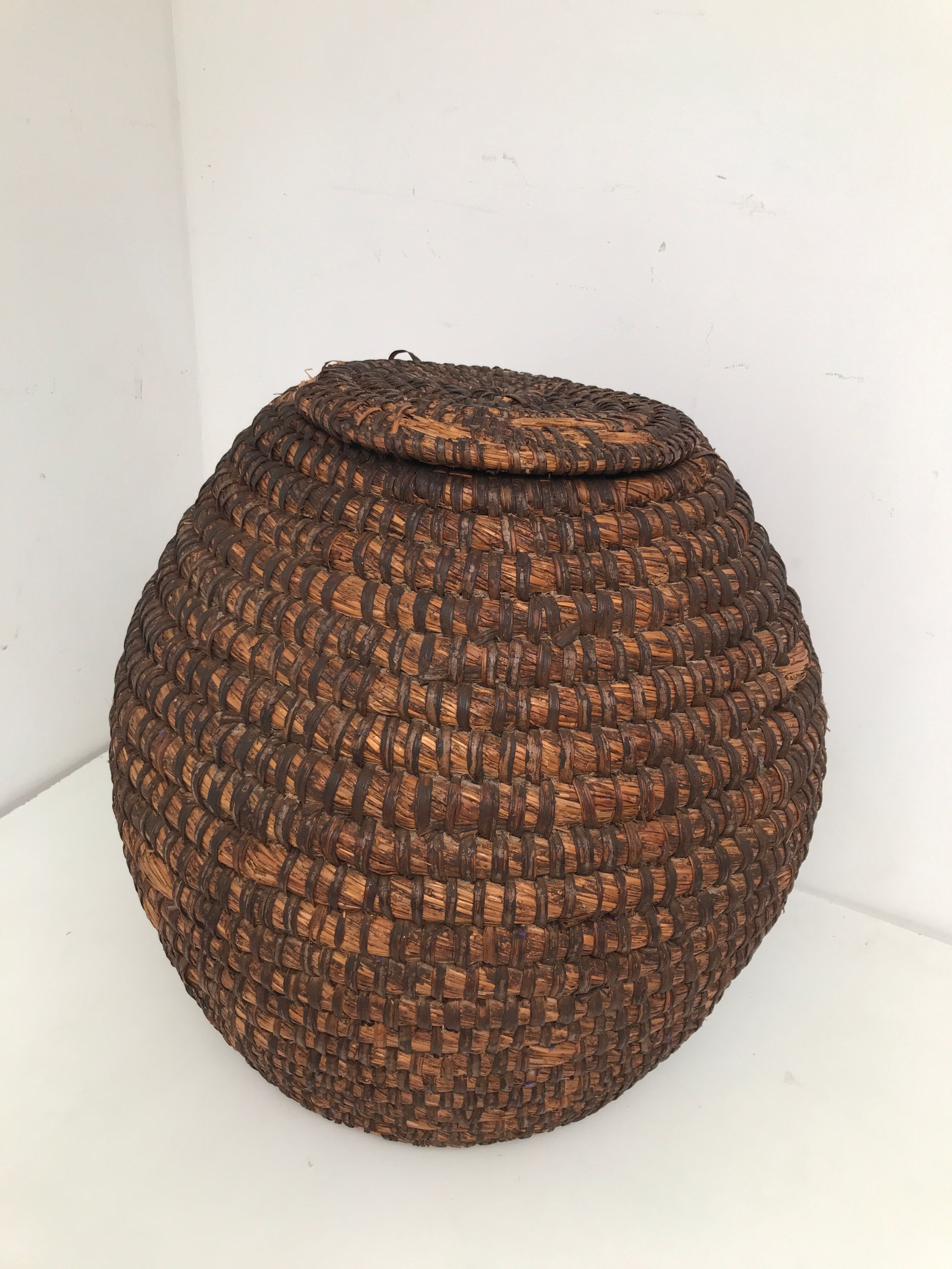 Round straw basket 50s-60s