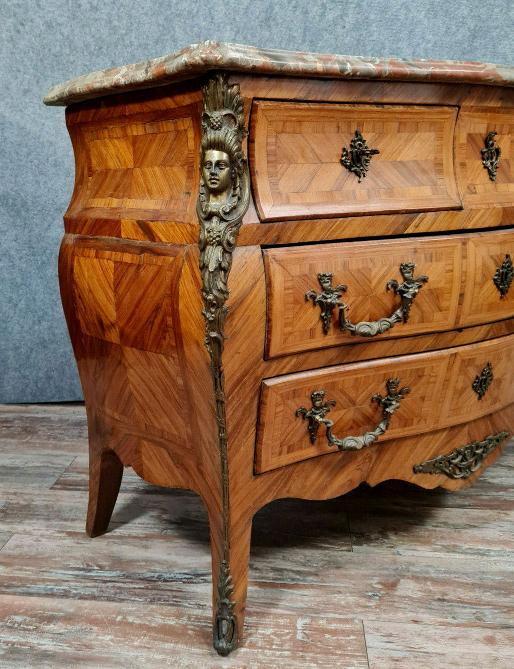 Commode Louis XV galbée a décors aux espagnolettes vers 1850-1880