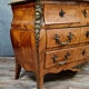 Commode Louis XV galbée a décors aux espagnolettes vers 1850-1880