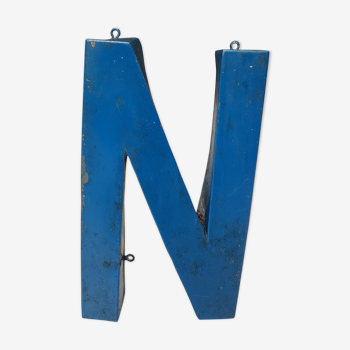 Ancienne lettre n en zinc bleu