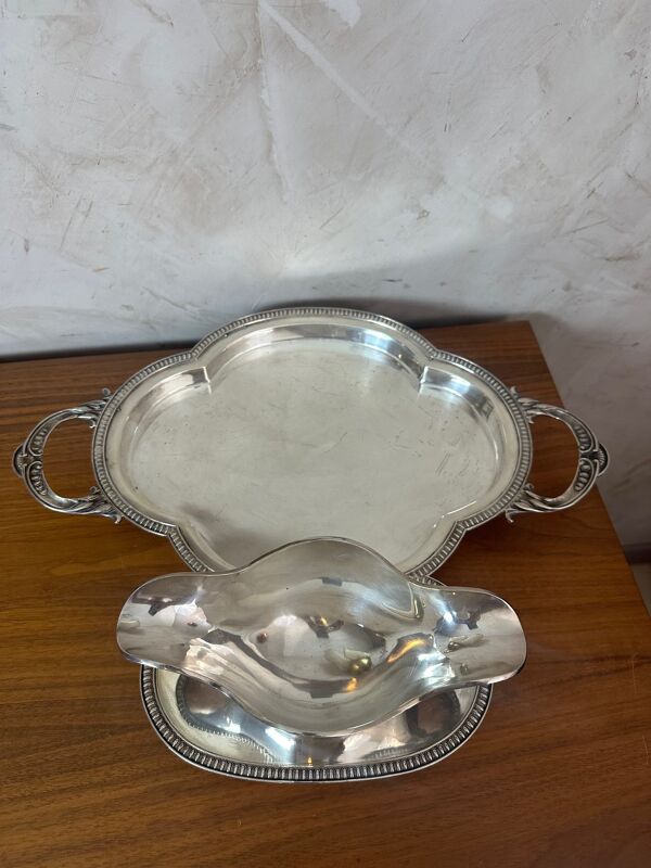 Plat de présentation et sa saucière intégrée