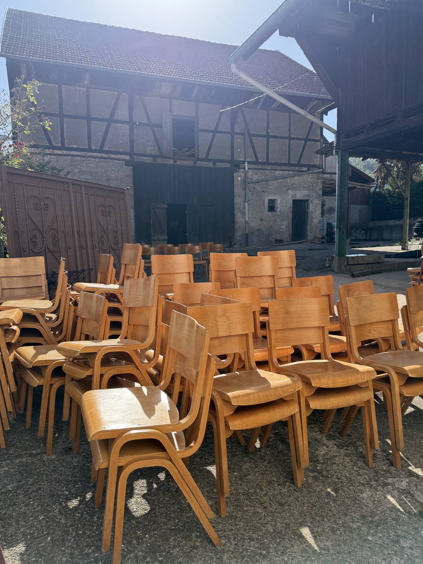 Lot de 50 chaises bistrot empilables vintage 
