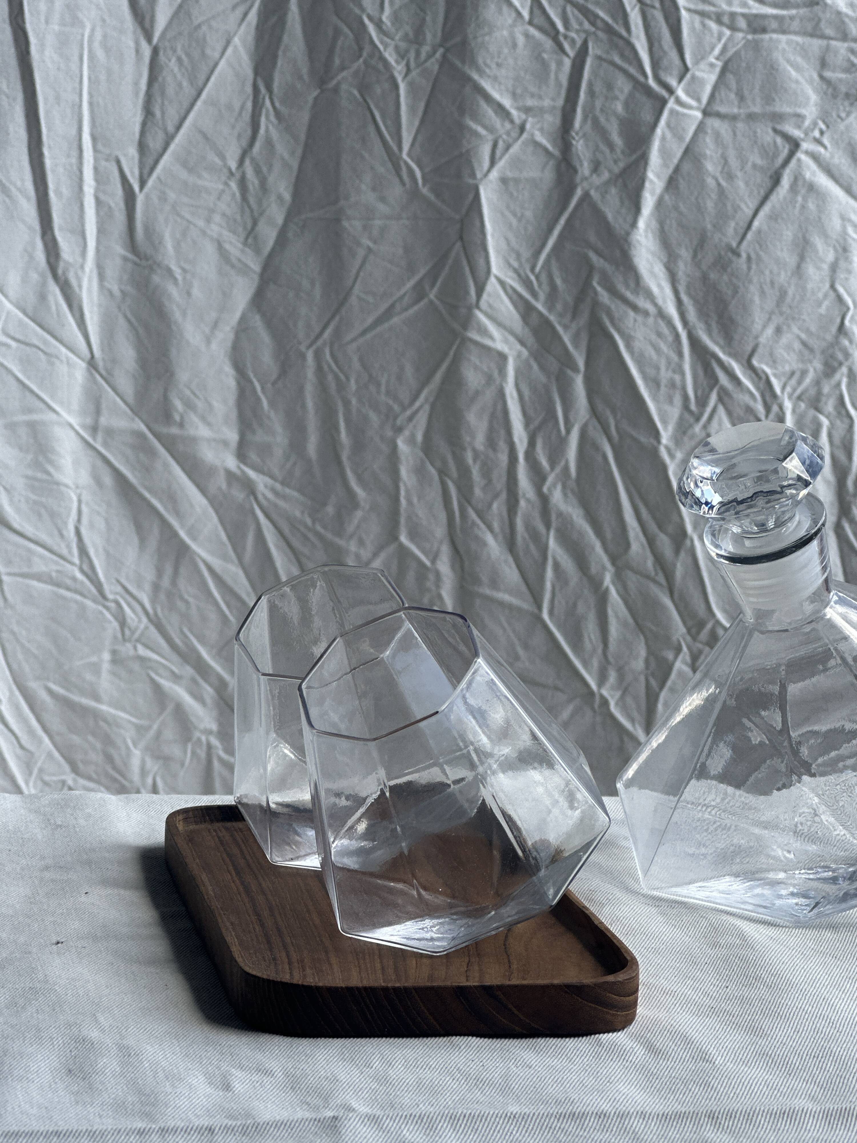 Small geometric carafe with diamond-shaped stopper and its 4 glasses