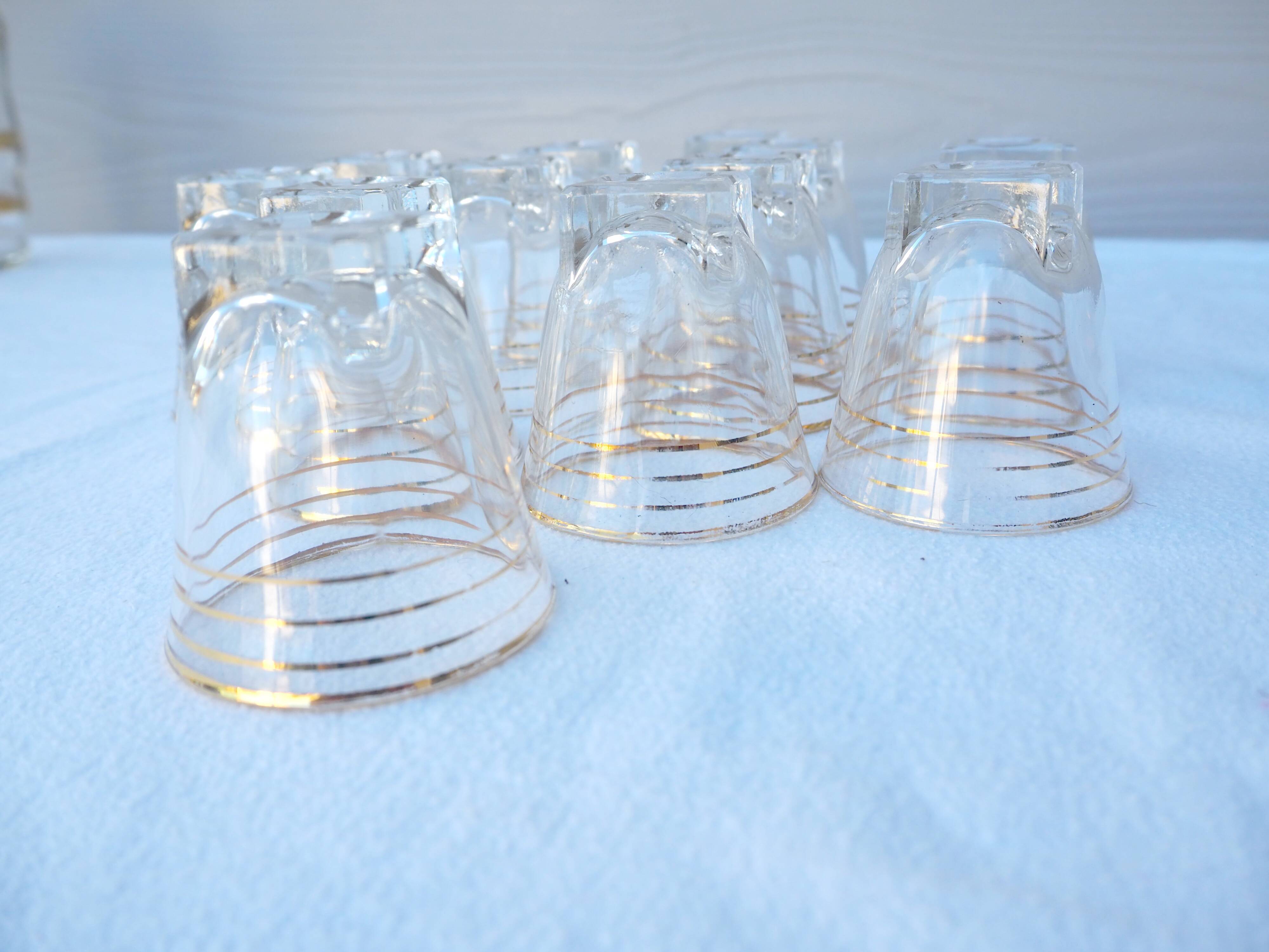 12 liqueur glasses with its golden rim from the 1950s-1960s