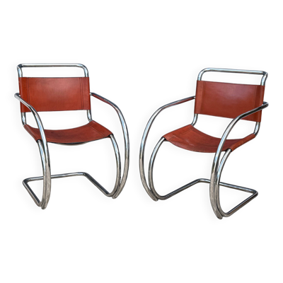 Paire de fauteuils en cuir et chrome modèle MR20  par Ludwig Mies van der Rohe