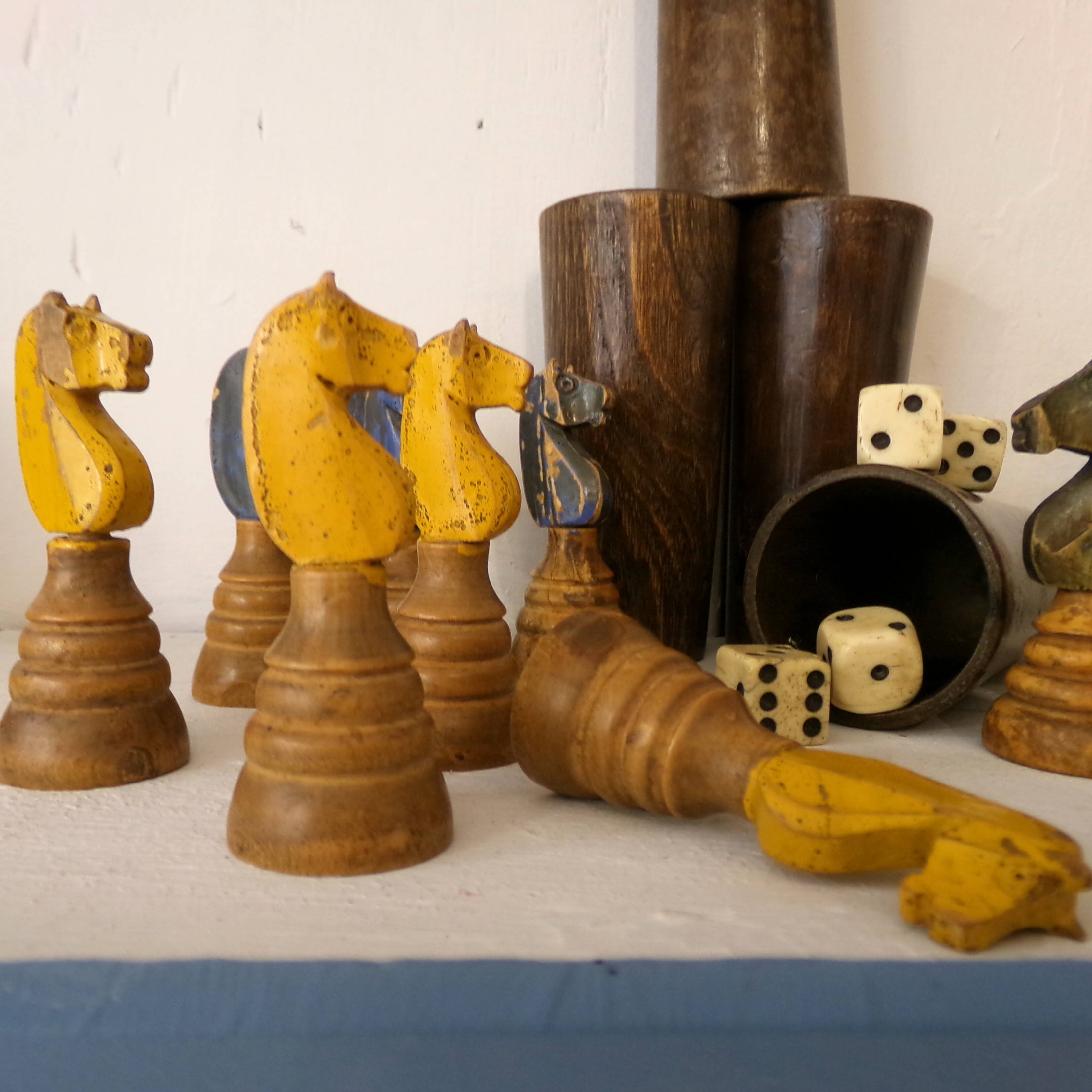 Deluxe Antique Game Little Horses 4 cups 4 dice made of bone and 16 horses