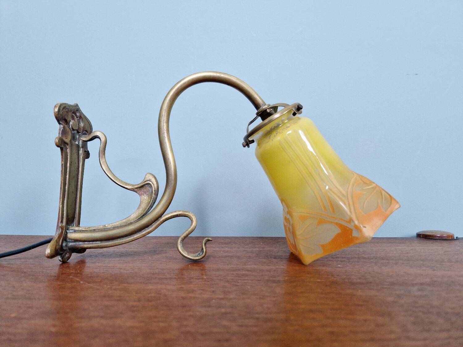 Art Nouveau wall light in bronze and satin glass, 1910s