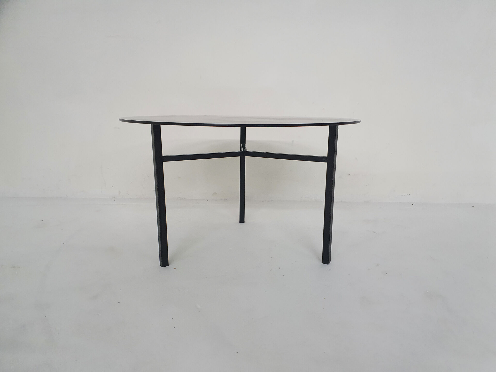 Table basse ronde en verre et en métal Pays-Bas des années 1960