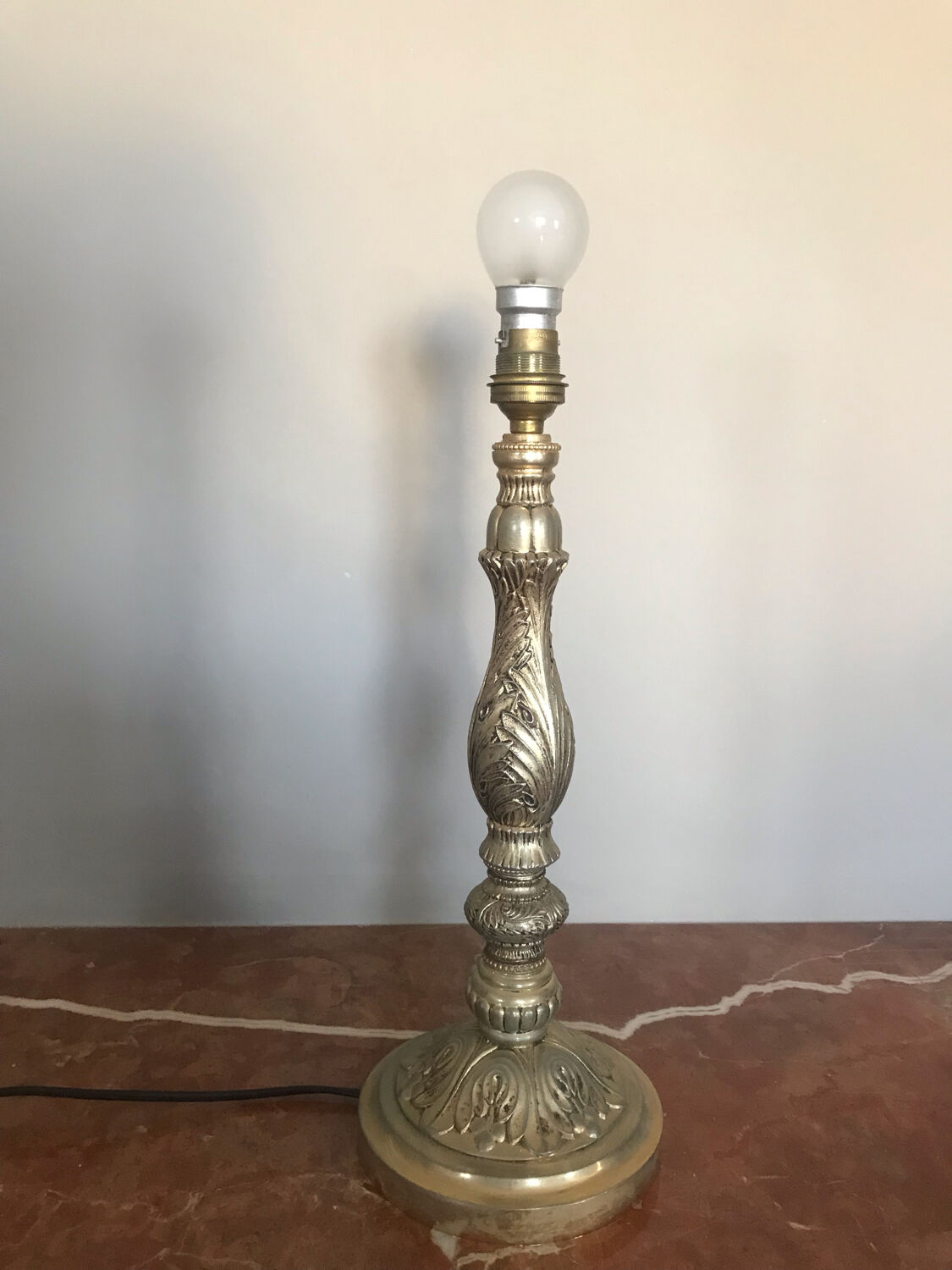 Pied de lampe de chevet joliement décoré