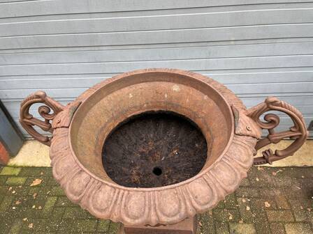 Jardinière en fonte avec piédestal