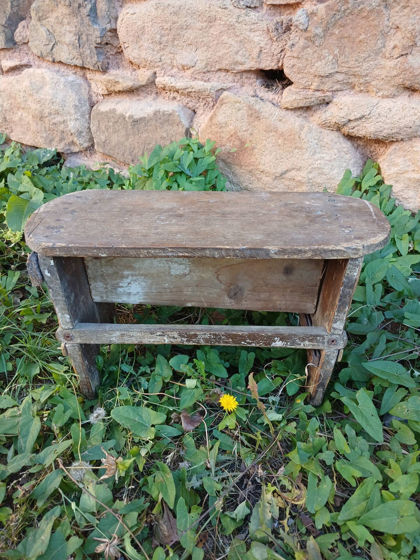Petit tabouret en bois très ancien 