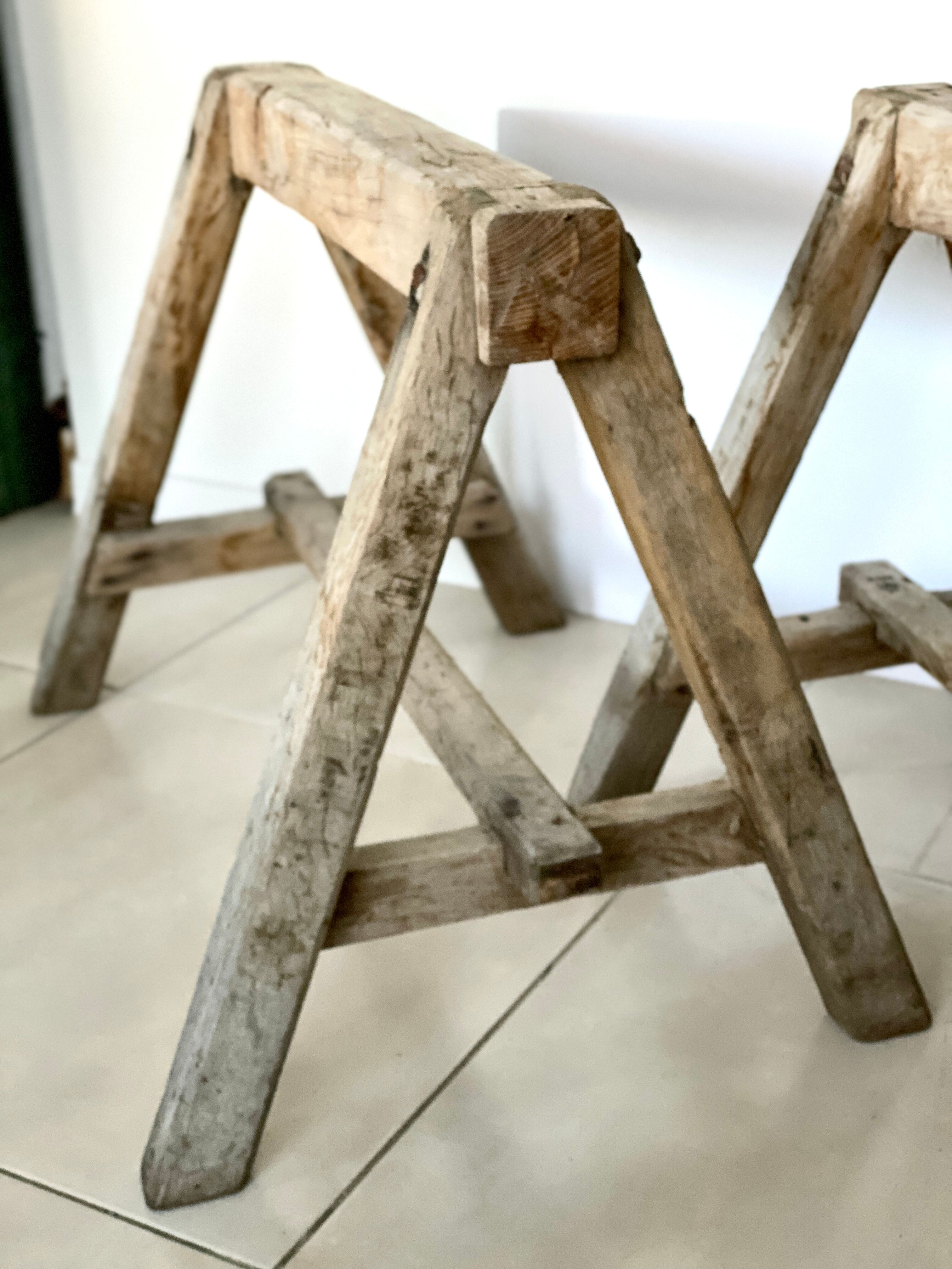 Table basse sur tréteaux anciens en bois