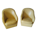 Deux fauteuils club en cuir jaune