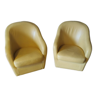 Deux fauteuils club en cuir jaune