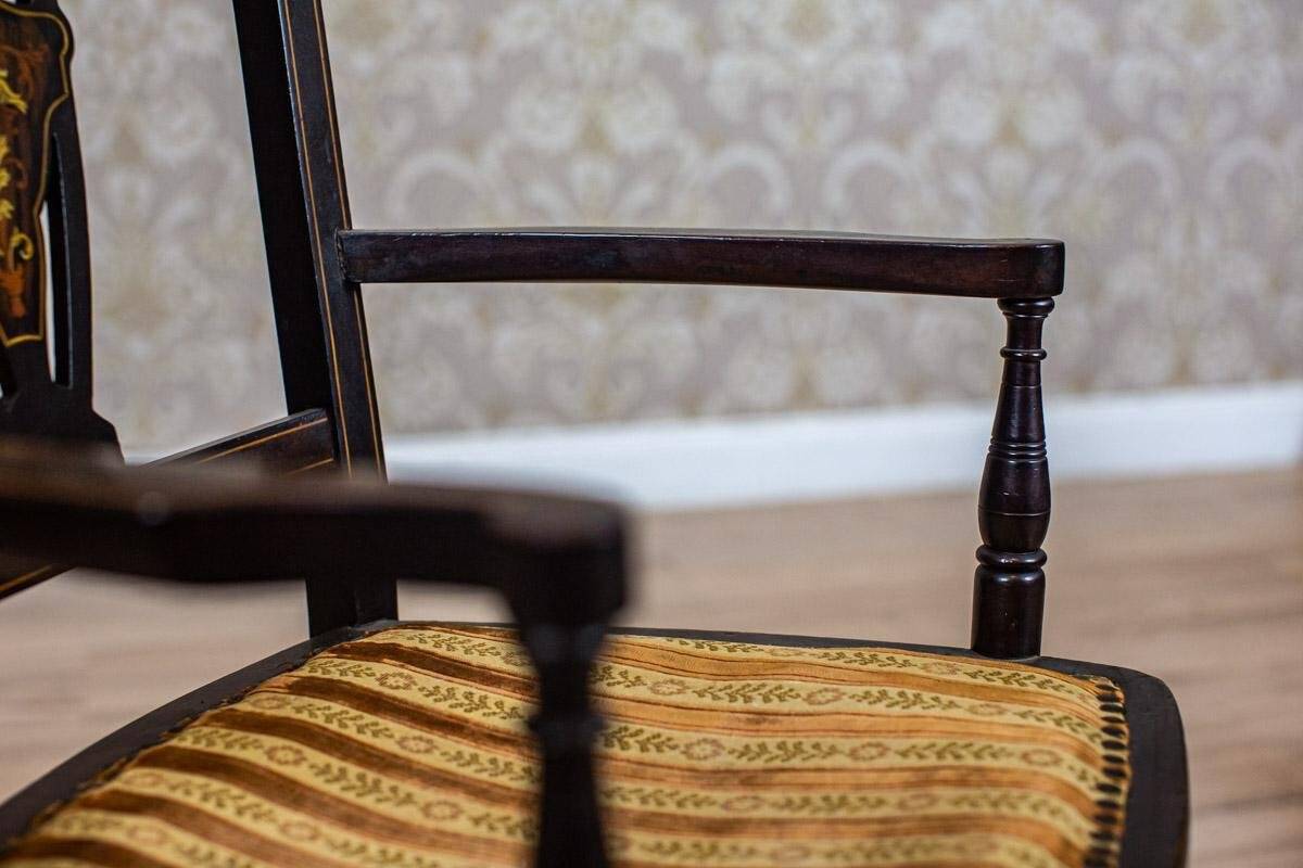 Fauteuil anglais ancien avec dossier décoratif, années 1890.