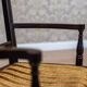Fauteuil anglais ancien avec dossier décoratif, années 1890.