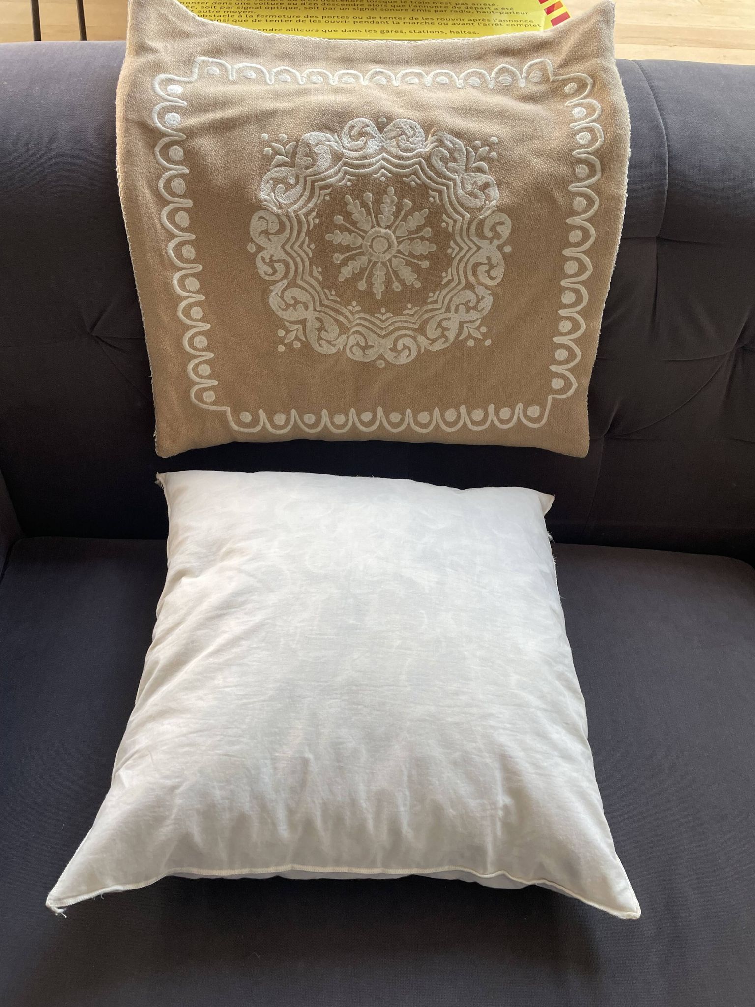 Coussin Pierre Frey Paris 40x40 laine brodée – garnissage plumes