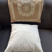 Coussin Pierre Frey Paris 40x40 laine brodée – garnissage plumes