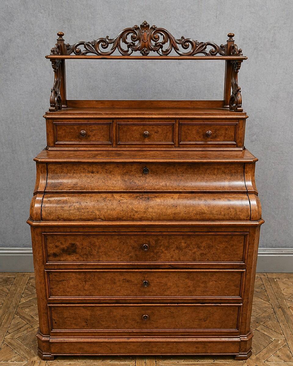 Commode Secrétaire en noyer avec étagère sculptée – époque Louis Philippe