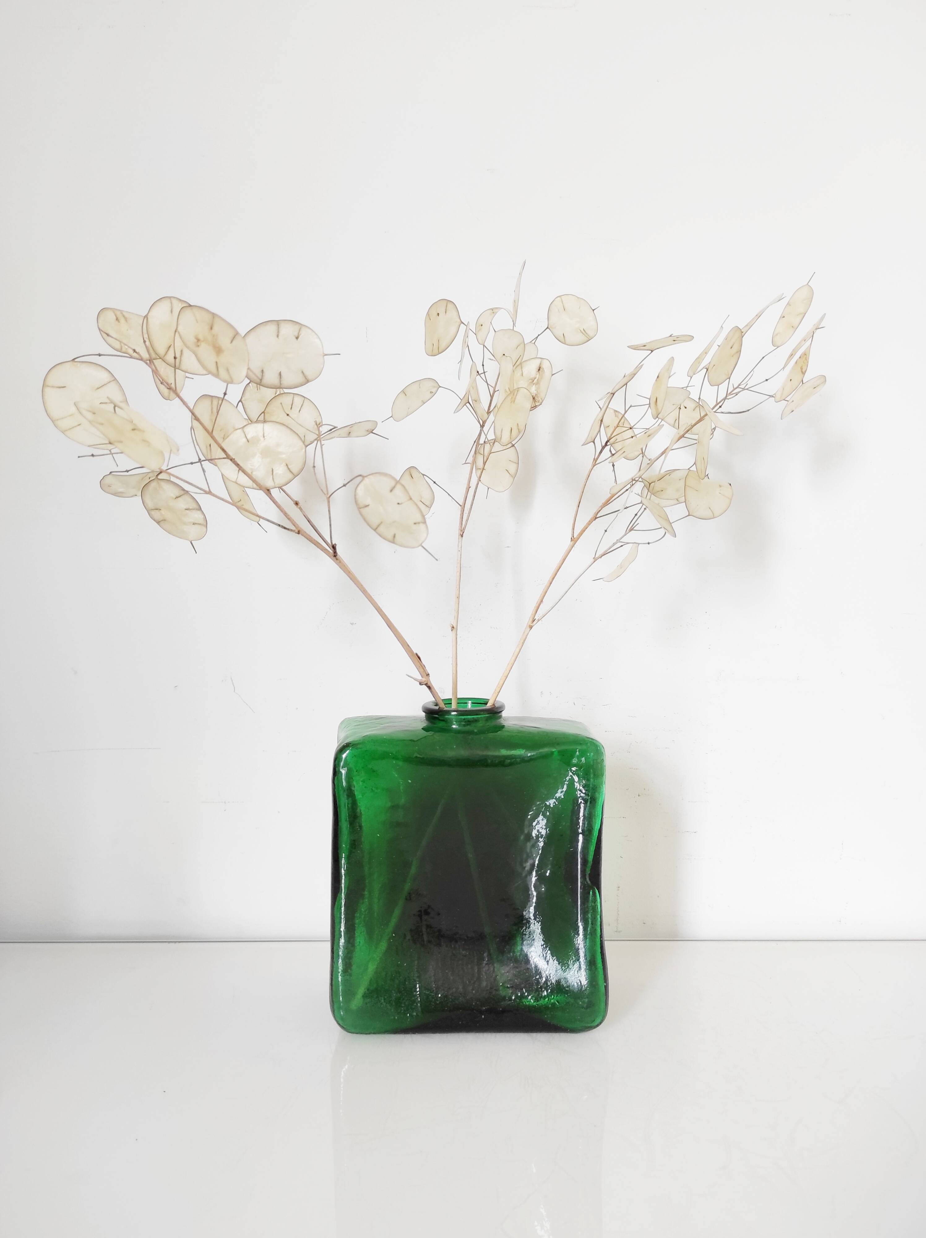 vase carré en verre vert