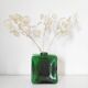 vase carré en verre vert