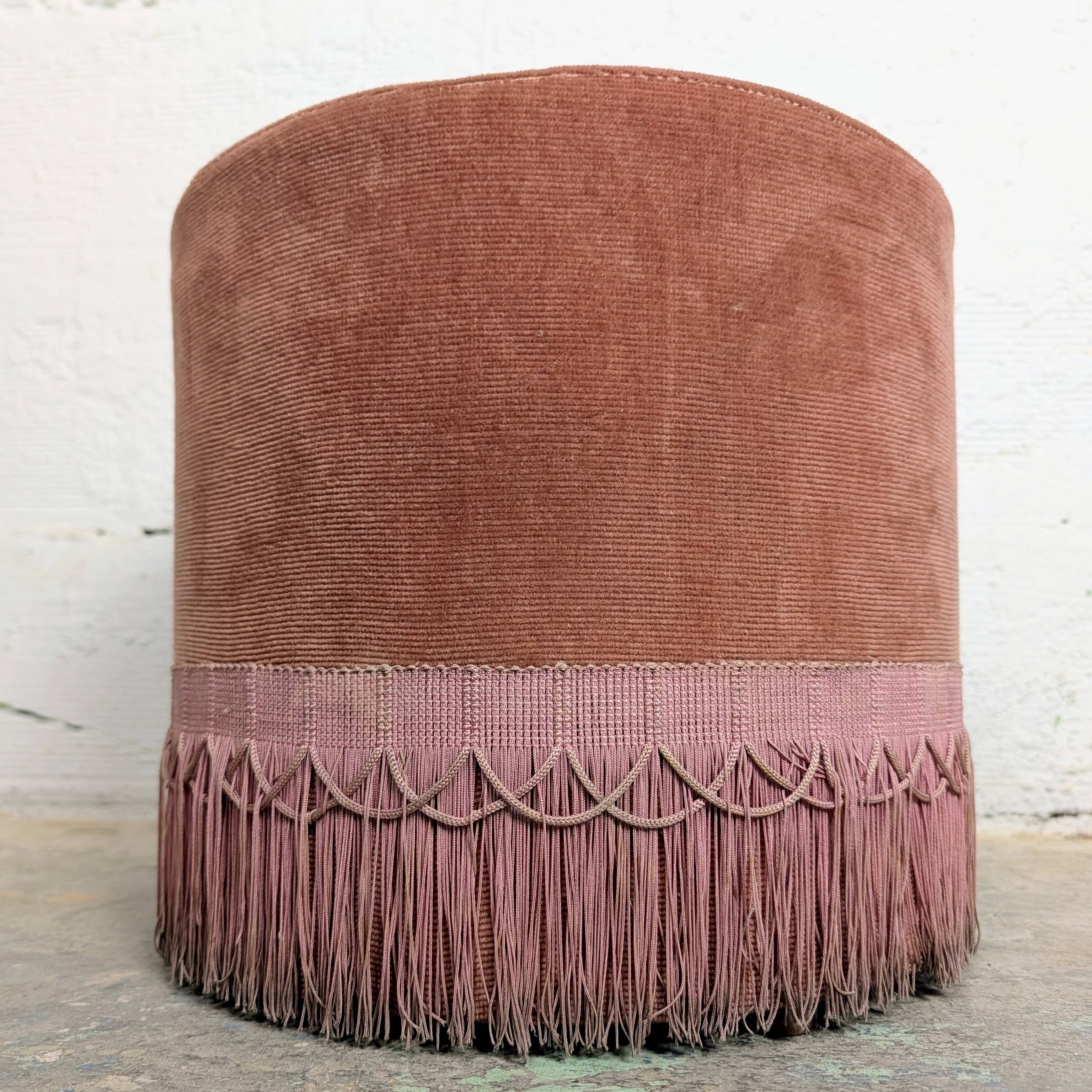 Pouf rond velours vieux rose à franges
