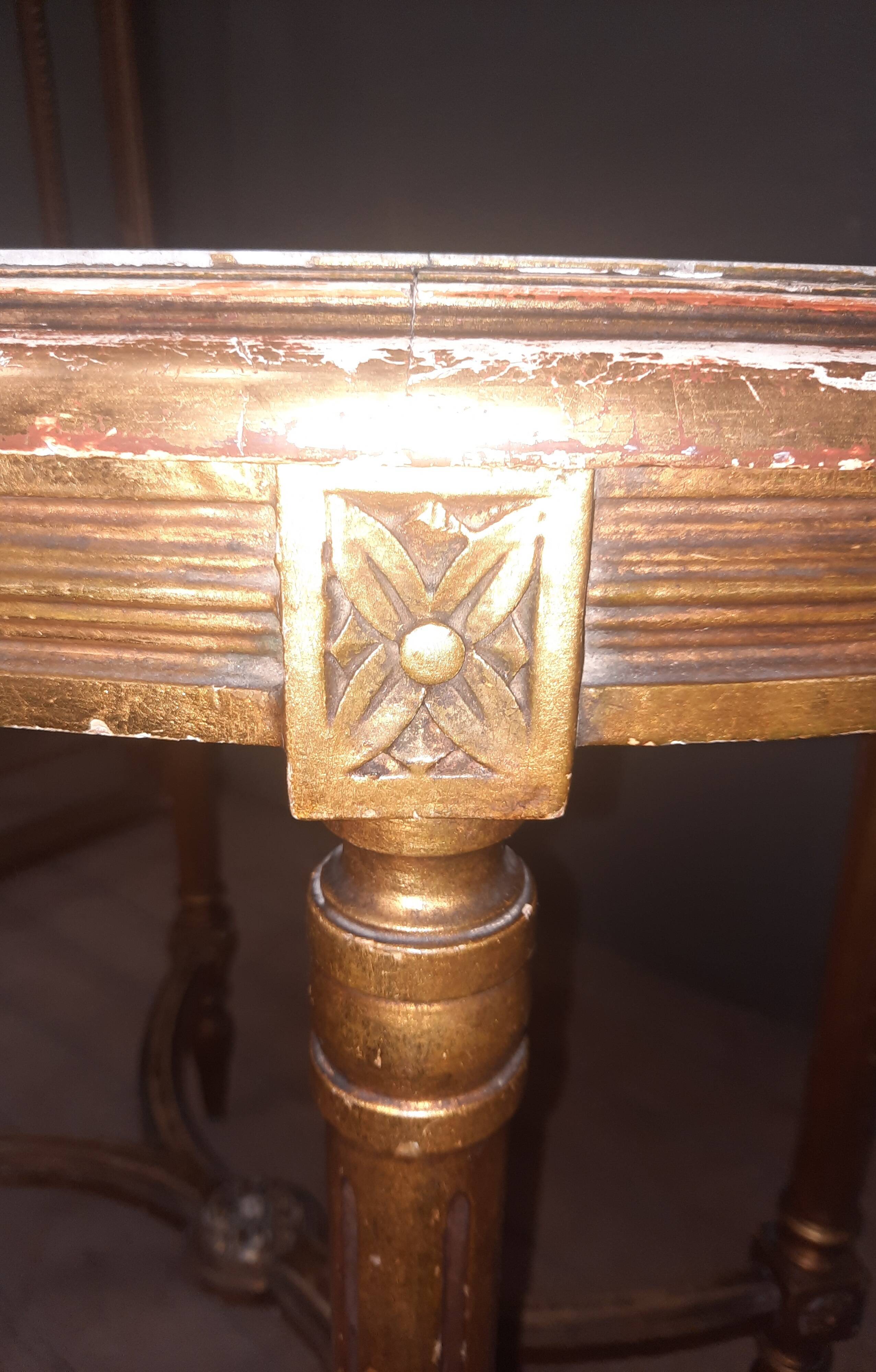 Oval coffee table in gilded wood in the Louis XVI style.