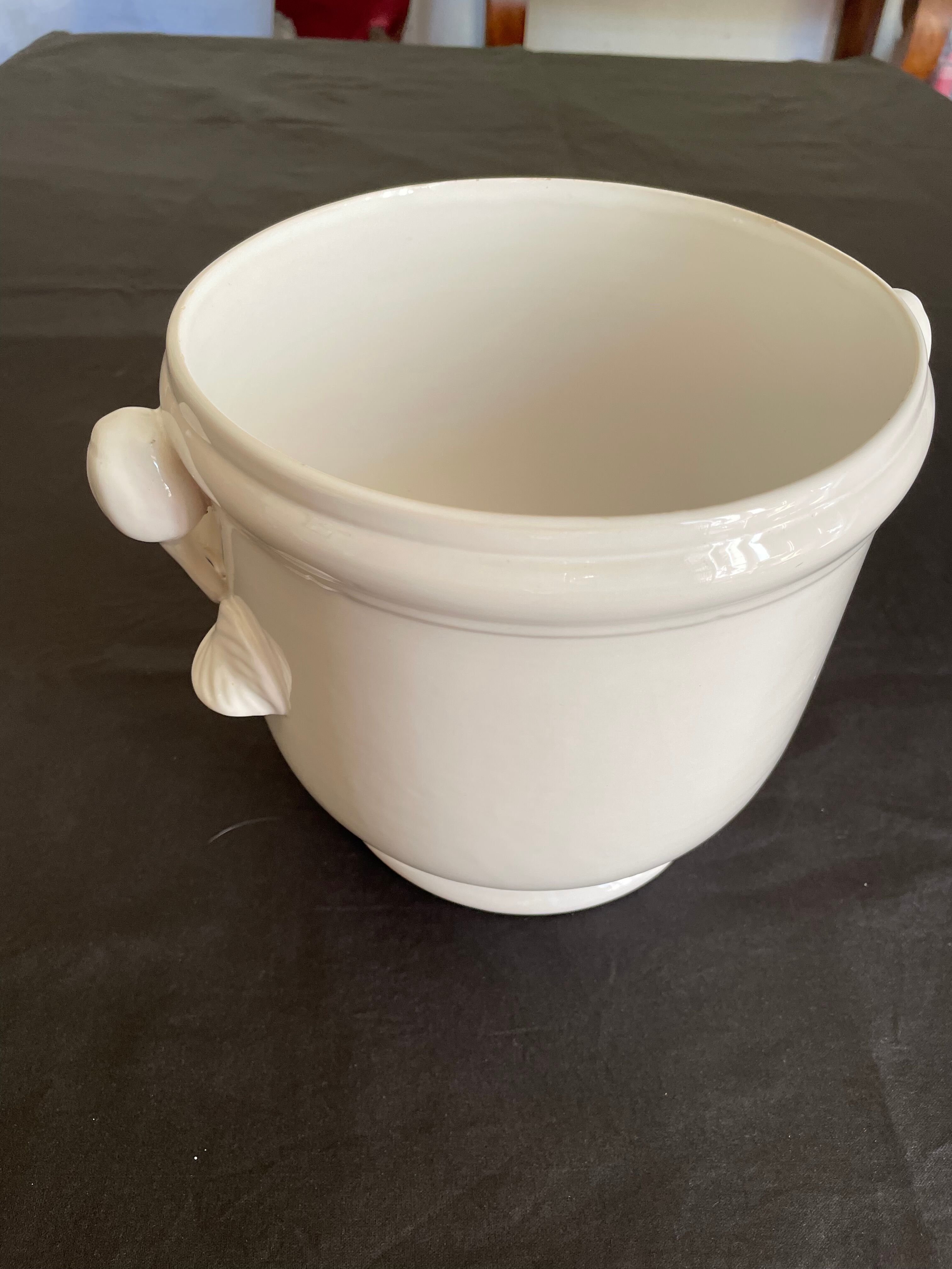 Pot cover in white earthenware