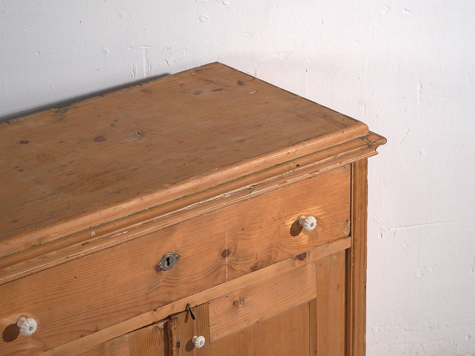 Antique kitchen cabinet (c.1920)