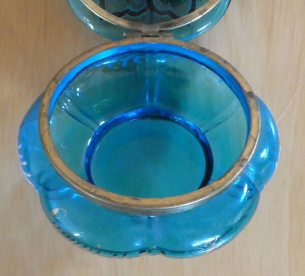 Boîte en verre turquoise, magnifiquement décorée de motifs dor
