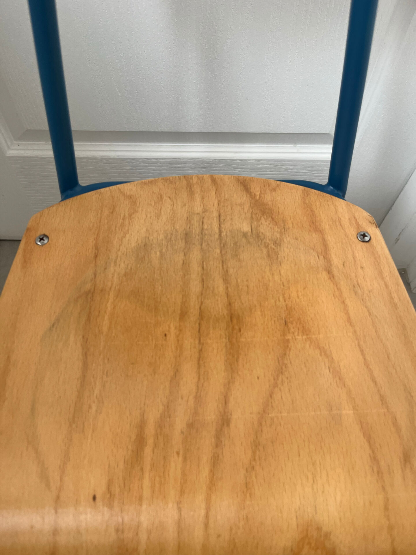 Chaise d'école vintage rénovée