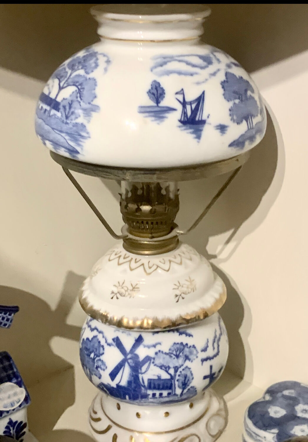 Lampe à pétrole en porcelaine de delphe