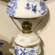 Lampe à pétrole en porcelaine de delphe