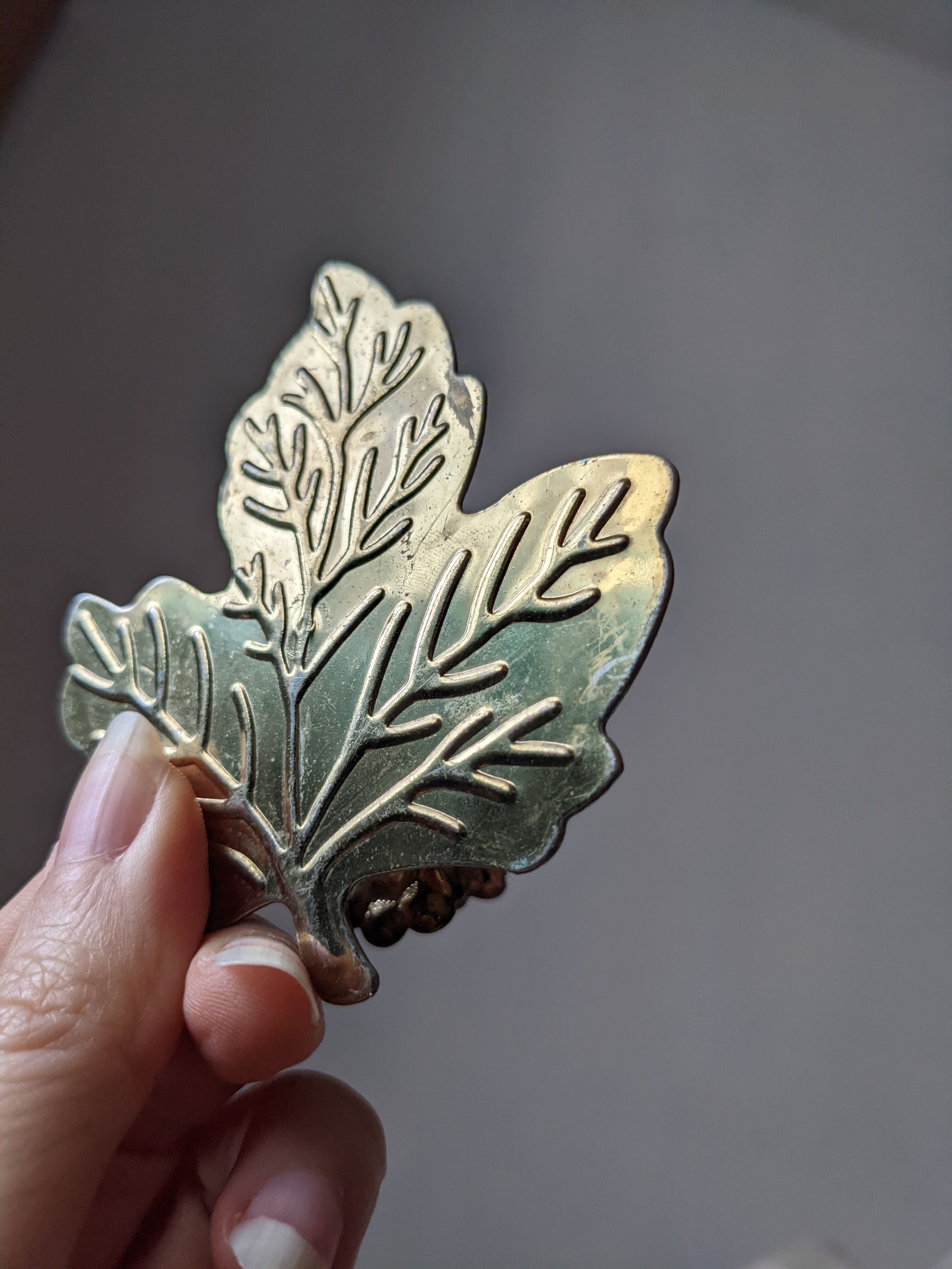 2 golden leaf curtain clips
