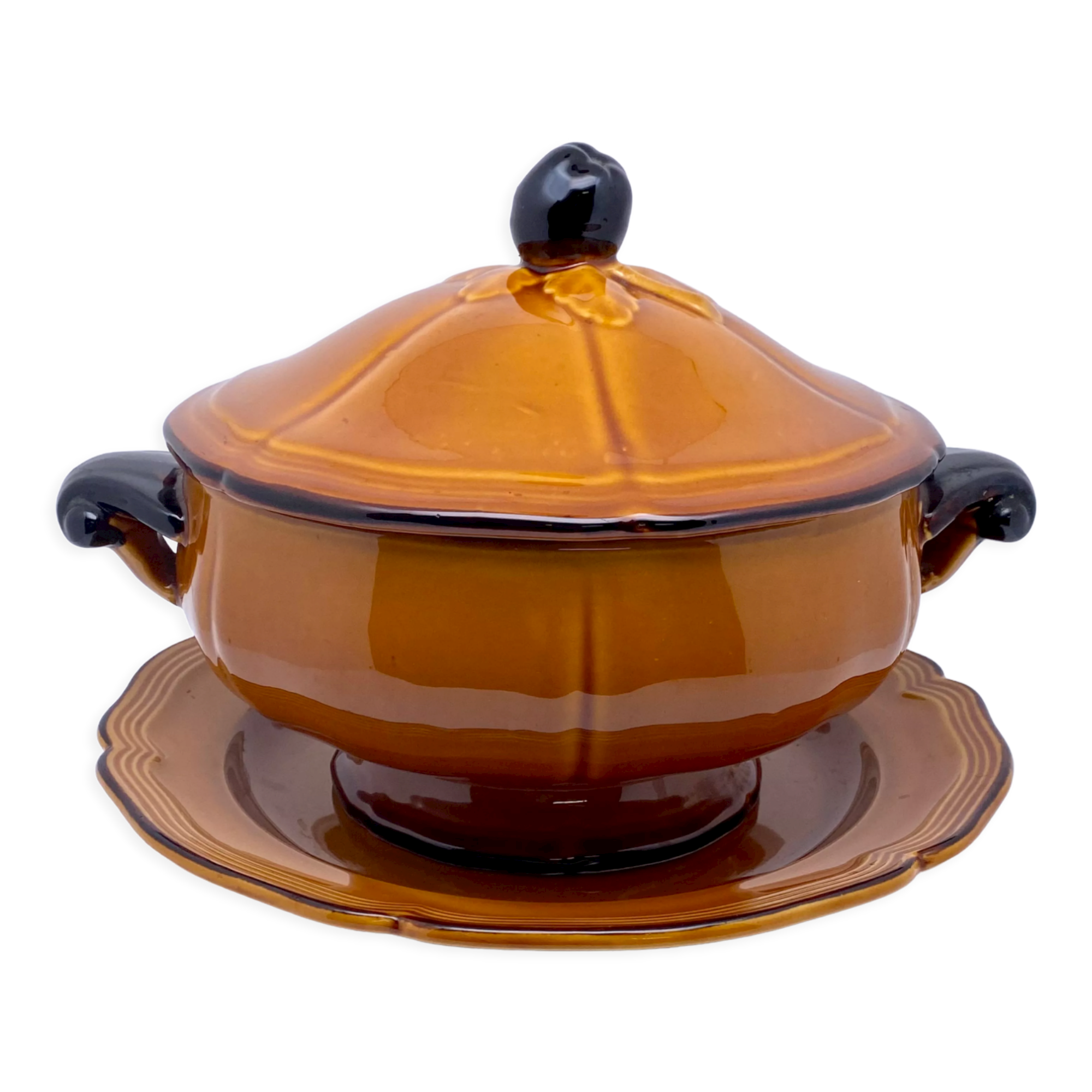 Soup tureen and its dish