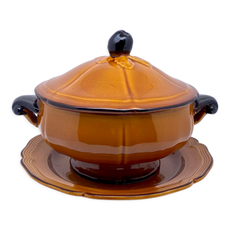 Souptureen and its dish